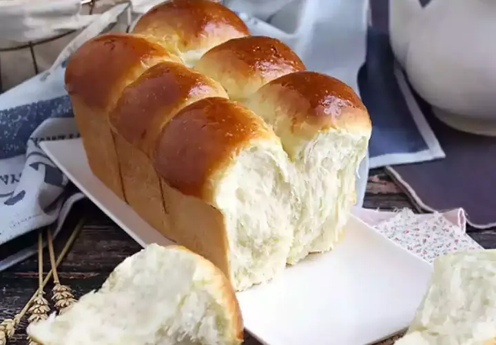 Nybakad brioche, perfekt för frukost eller fika. Detta brioche recept ger fluffigt och gyllene bröd.