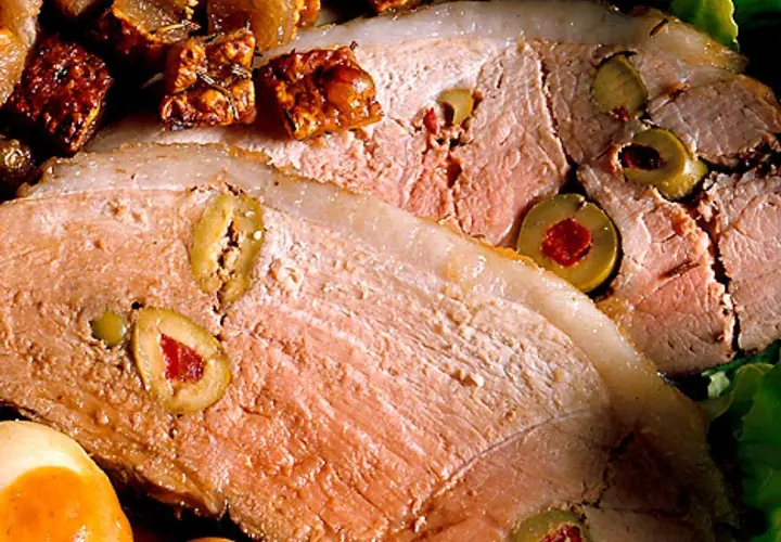 Skinkstek recept: saftig skinkstek fylld med oliver och serverad med potatis och en krispig sallad.