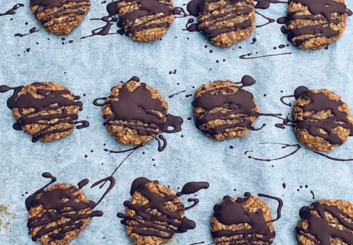 Nyttiga havrekakor med chokladglasyr, redo att avnjutas.