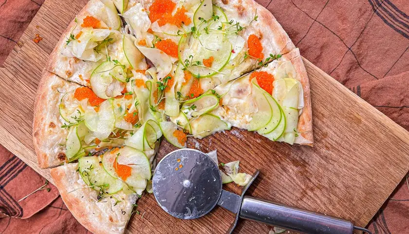 En pizza med äpple, rom och örter. Perfekt för roliga saker att baka!