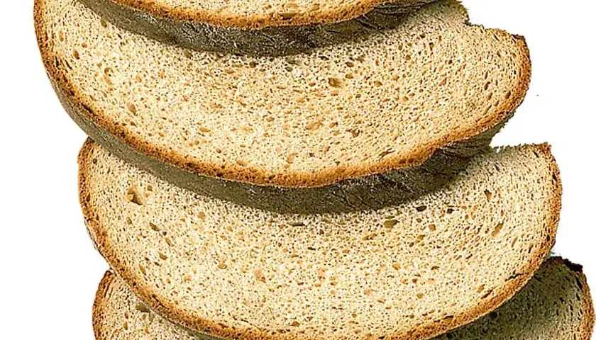 Skivor av mörkt bröd staplade på varandra. Perfekt för ett gott limpa recept.