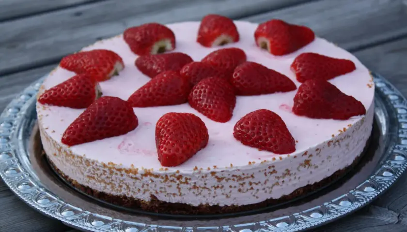 En fryst cheesecake med jordgubbar, perfekt för en sommardag.