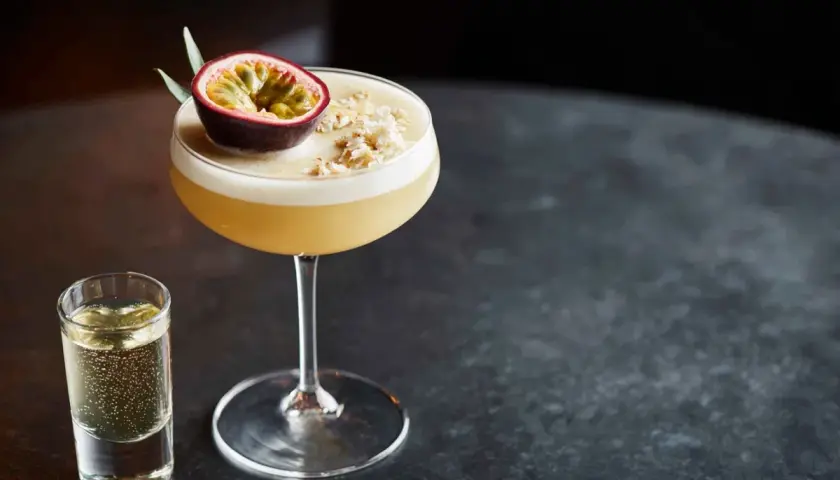 En Pornstar Martini med passionsfrukt och en shot vid sidan.