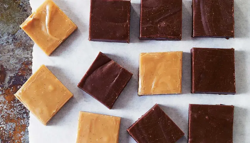 Fudge utan choklad i ljusa och mörka varianter, perfekt för fika.