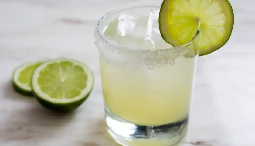 En klassisk margarita med saltkant och lime. Perfekt för ett somrigt margarita recept.