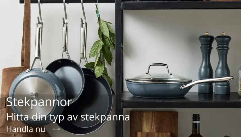 Hängande stekpannor och en med lock på hyllan. Lär dig hur diskar man en stekpanna för att hålla den fin.