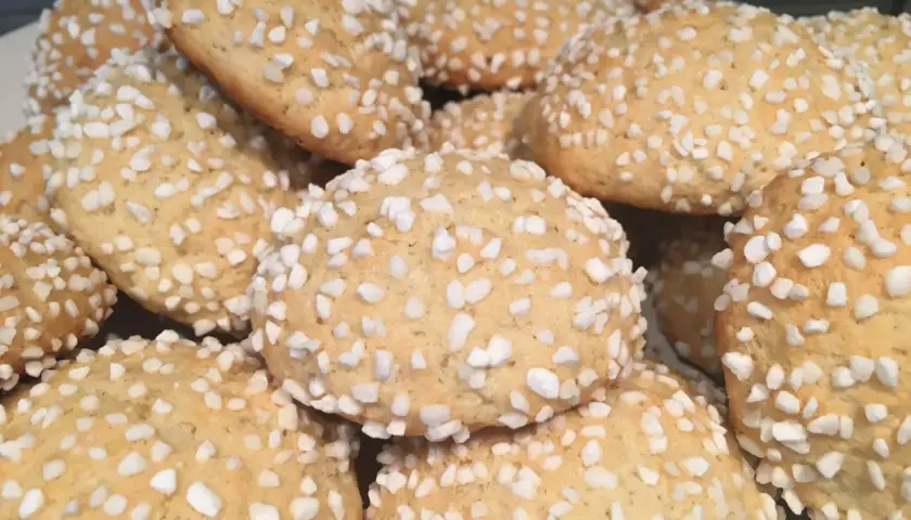 En hög med gyllene mandelkubbar, perfekta för ett enkelt mandelkubb recept. De är toppade med pärlsocker för extra krispighet.
