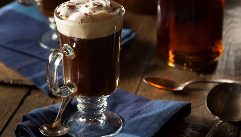 En värmande irish coffee med vispad grädde och kanel.