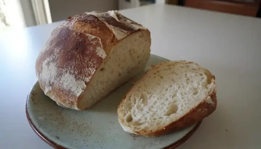 Nybakad limpa på en tallrik, perfekt för ett enkelt baguette recept.