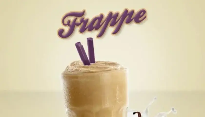 En krämig frappe med lila sugrör. Perfekt för ett enkelt frappe recept.