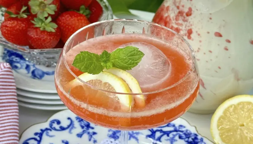 En uppfriskande midsommar drink med jordgubbar, citron och mynta. Perfekt för en solig dag!