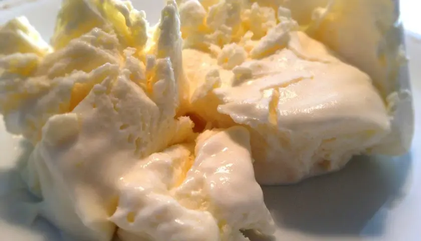 Krämig glass med smak av citron, perfekt för en varm sommardag. En härlig lemon curd glass.