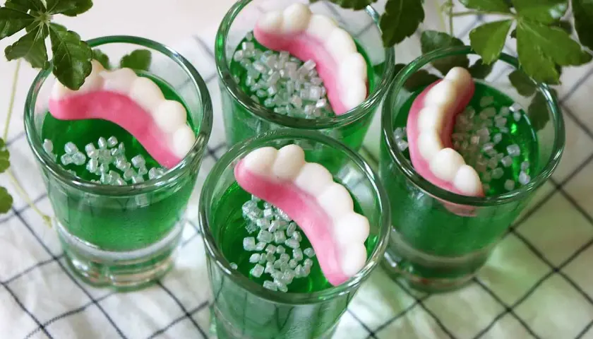 Gröna jello shots med godiständer och strössel. Ett roligt jello shots recept med gelatinpulver för festen.