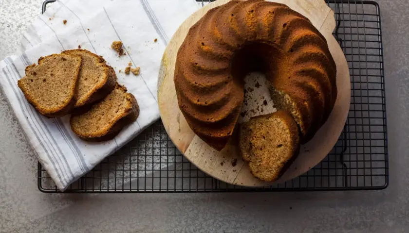 En saftig sockerkaka, likt mjuka pepparkakor i smaken, ligger på ett träfat. Tre skivor ligger bredvid på en vit handduk.