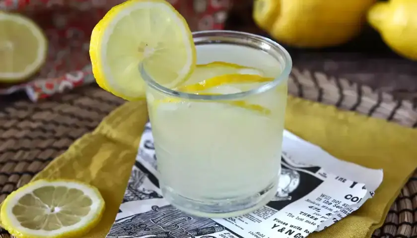 Ett glas uppfriskande lemonad med citronskivor, perfekt för ett hemmagjort limoncello recept.
