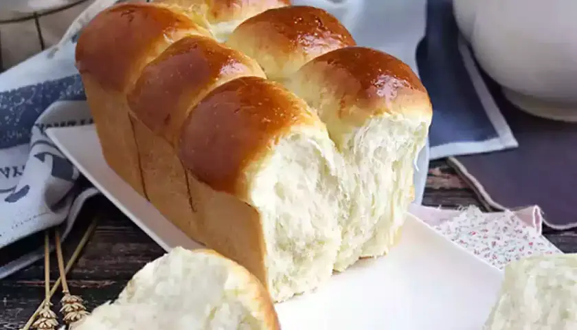 Nybakad brioche, perfekt för frukost eller fika. Detta brioche recept ger fluffigt och gyllene bröd.