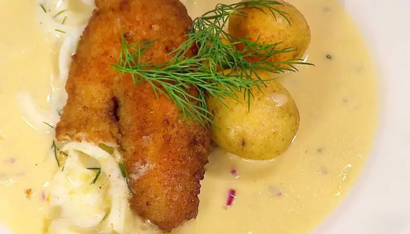 Panerad abborre med dill, småpotatis och en krämig sås. Ett klassiskt abborre recept som passar perfekt till helgen.