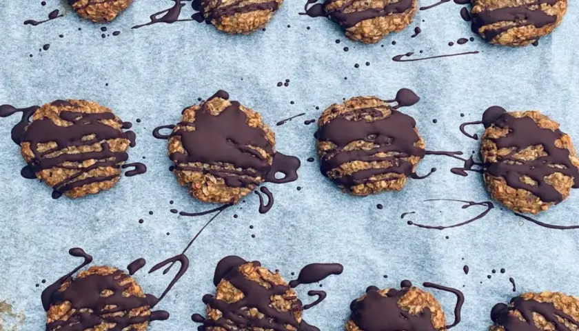 Nyttiga havrekakor med chokladglasyr, redo att avnjutas.