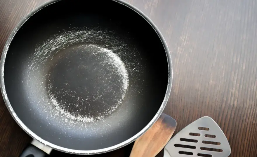 Så diskar du teflonpannan utan att slita på beläggningen