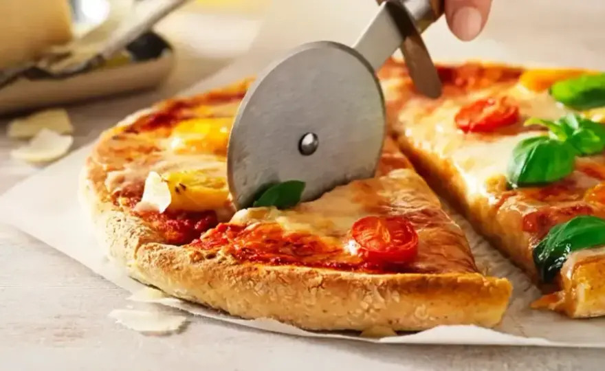 Glutenfri pizzadeg som håller ihop och blir riktigt krispig