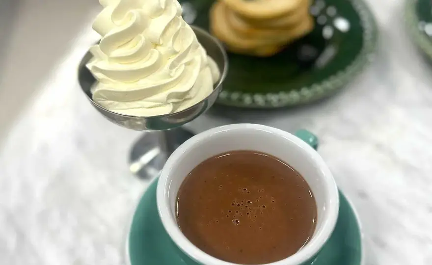 Varm choklad som blir krämig, fyllig och klumpfri