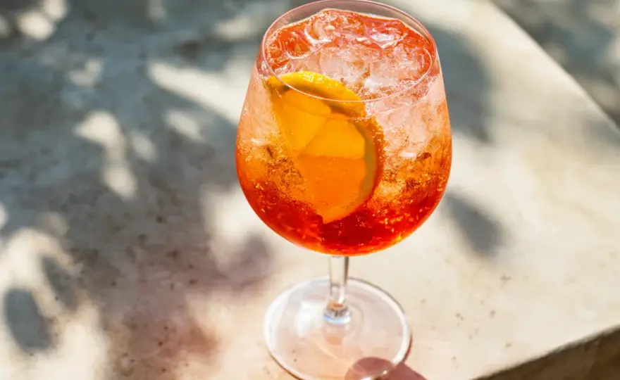 Aperol Spritz hemma - så blandar du den rätt