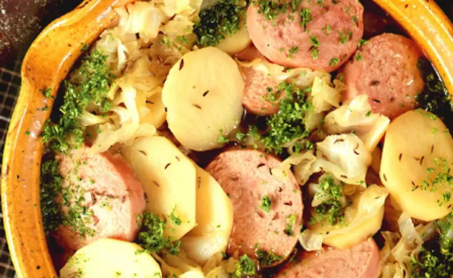 Korvgryta med potatis som mättar - så lyckas du varje gång