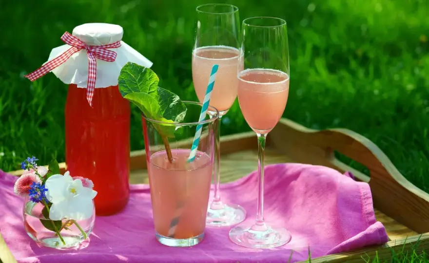 Rabarberdrink med prosecco - så får du rätt balans