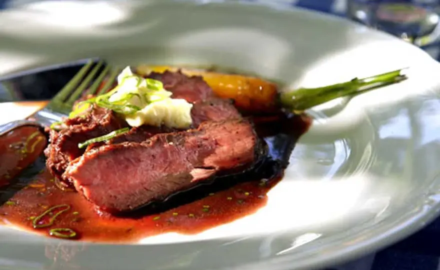Flat iron steak - så får du luffarbiffen mör och saftig