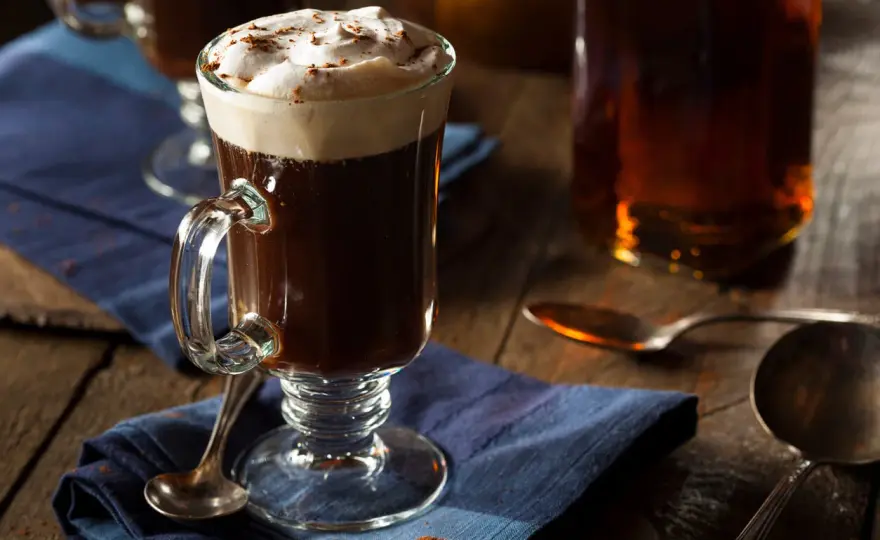 Irish coffee på rätt sätt - gör klassikern hemma