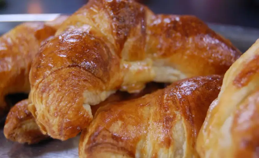 Så bakar du frasiga croissanter som blir luftiga och smöriga
