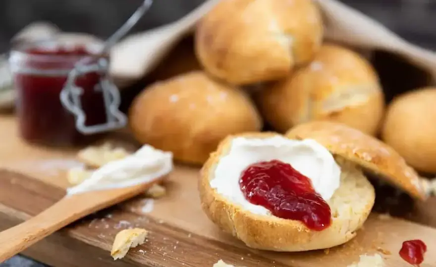 Engelska scones - så bakar du dem höga och mjuka hemma