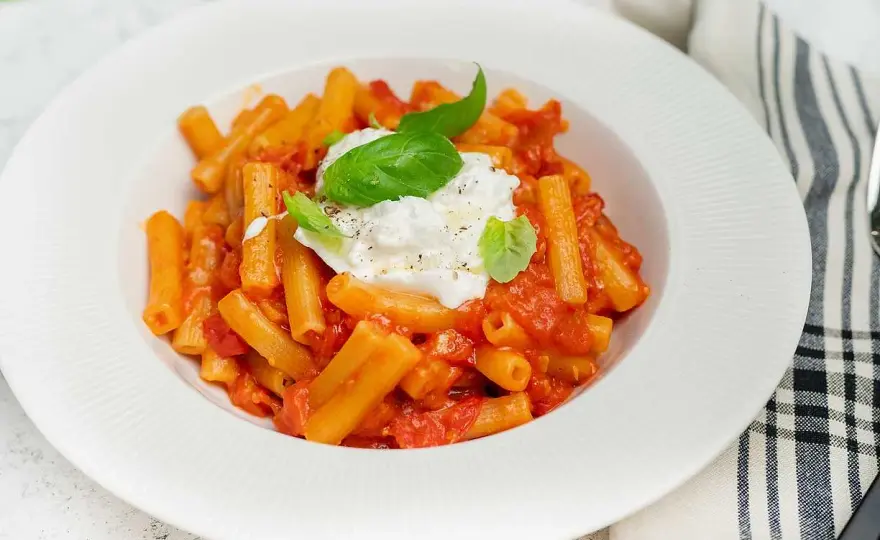 Varm burrata med pasta och rostade tomater