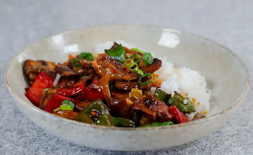 Kyckling cashew med saftig kyckling och krispiga cashewnötter