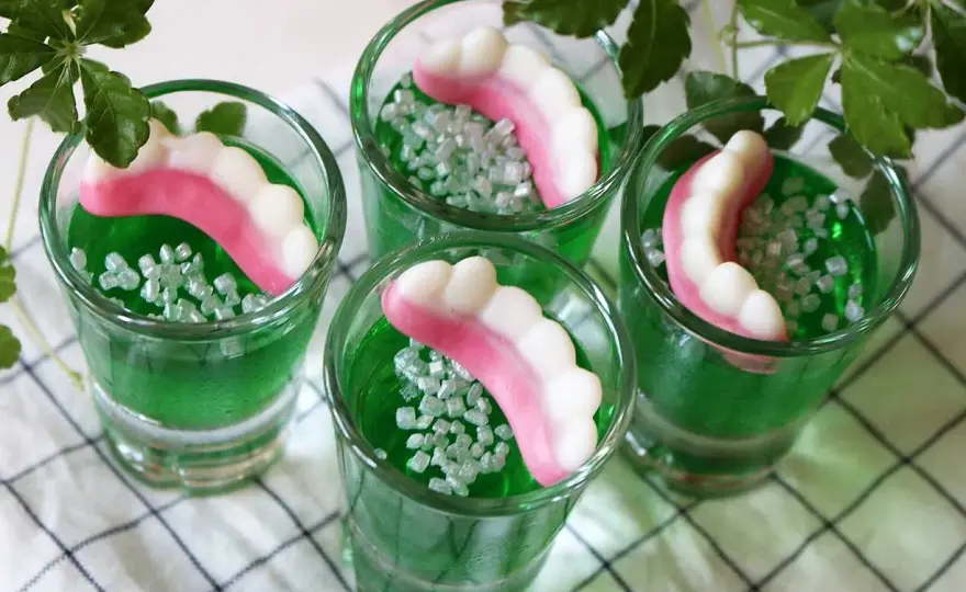 Geléshots med gelatinpulver - så får du dem att stelna rätt
