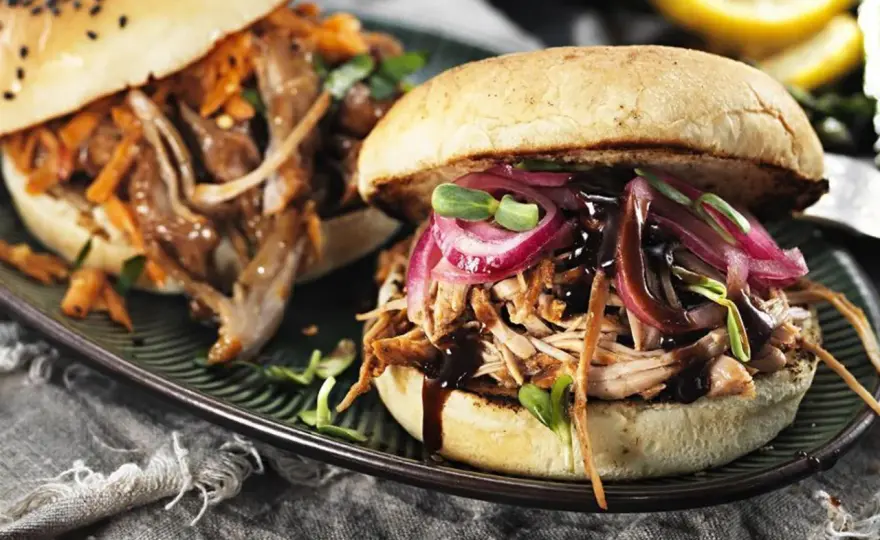 Så gör du pulled pork burgare med syra och krisp