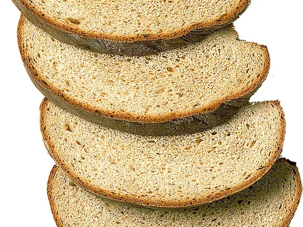 Skivor av mörkt bröd staplade på varandra. Perfekt för ett gott limpa recept.
