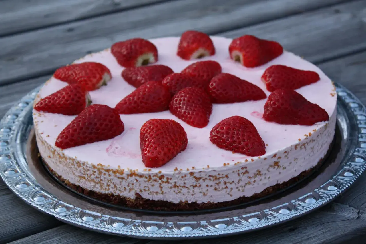 En fryst cheesecake med jordgubbar, perfekt för en sommardag.
