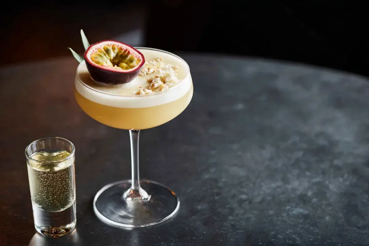 En Pornstar Martini med passionsfrukt och en shot vid sidan.