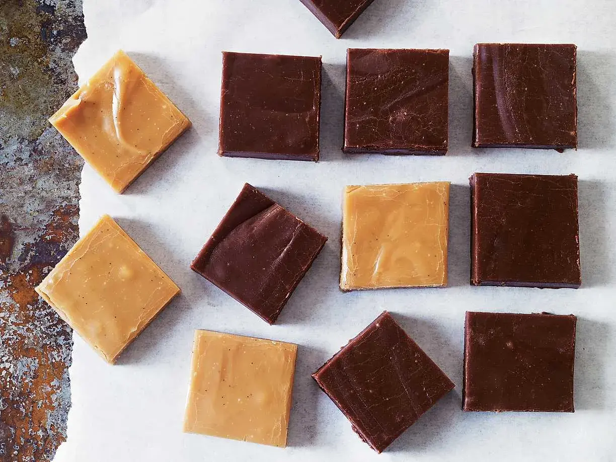 Fudge utan choklad i ljusa och mörka varianter, perfekt för fika.