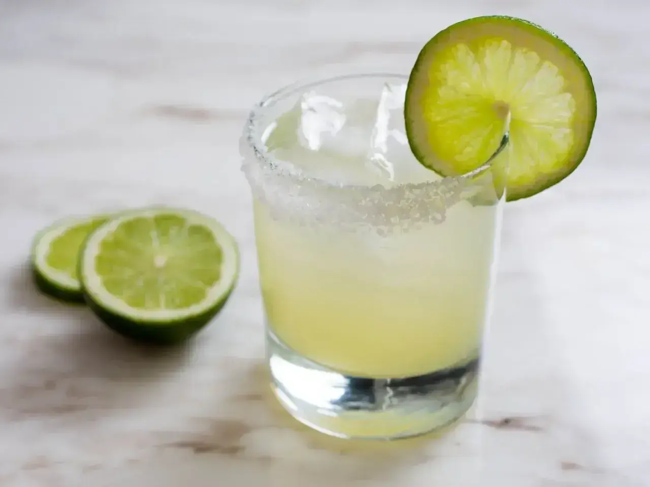 En klassisk margarita med saltkant och lime. Perfekt för ett somrigt margarita recept.