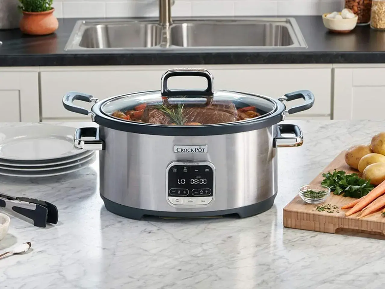 En Crock-Pot slow cooker med en köttbit och grönsaker. Perfekt för ett enkelt slow cooker recept.
