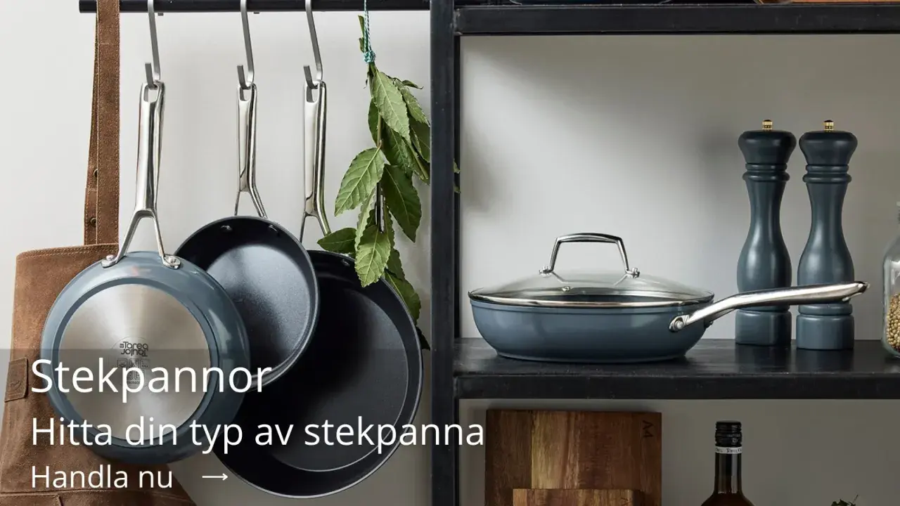 Hängande stekpannor och en med lock på hyllan. Lär dig hur diskar man en stekpanna för att hålla den fin.