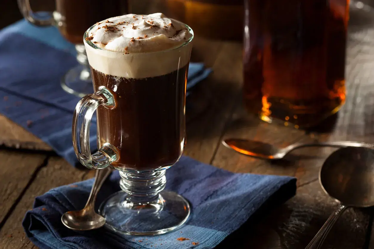 En värmande irish coffee med vispad grädde och kanel.