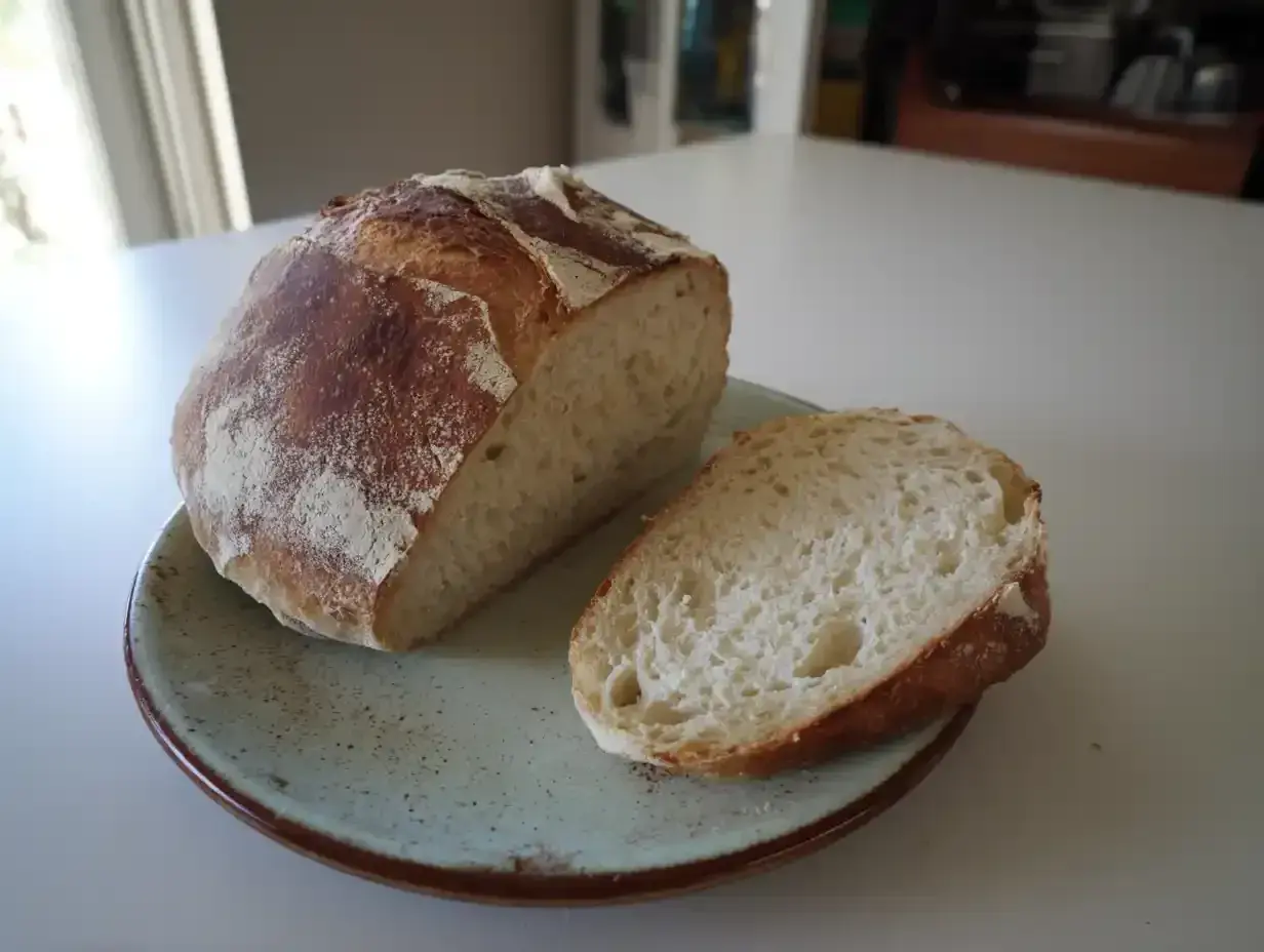 Nybakad limpa på en tallrik, perfekt för ett enkelt baguette recept.