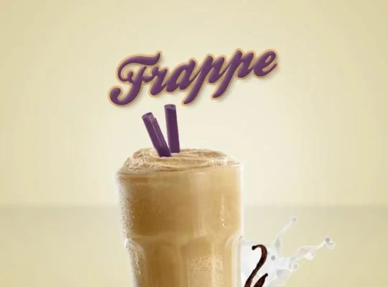 En krämig frappe med lila sugrör. Perfekt för ett enkelt frappe recept.