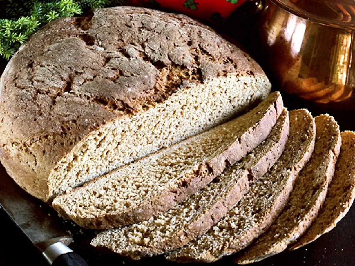 Ett nybakat, grovt rågbröd med en vacker skorpa, skuret i skivor. Perfekt för en rejäl frukost eller som tillbehör till soppan.