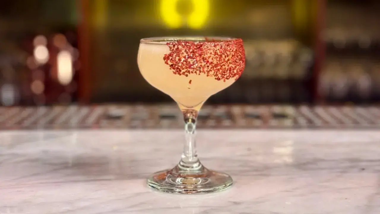 En läcker spicy margarita med en röd, kryddig kant. Perfekt för dig som söker ett spännande recept.