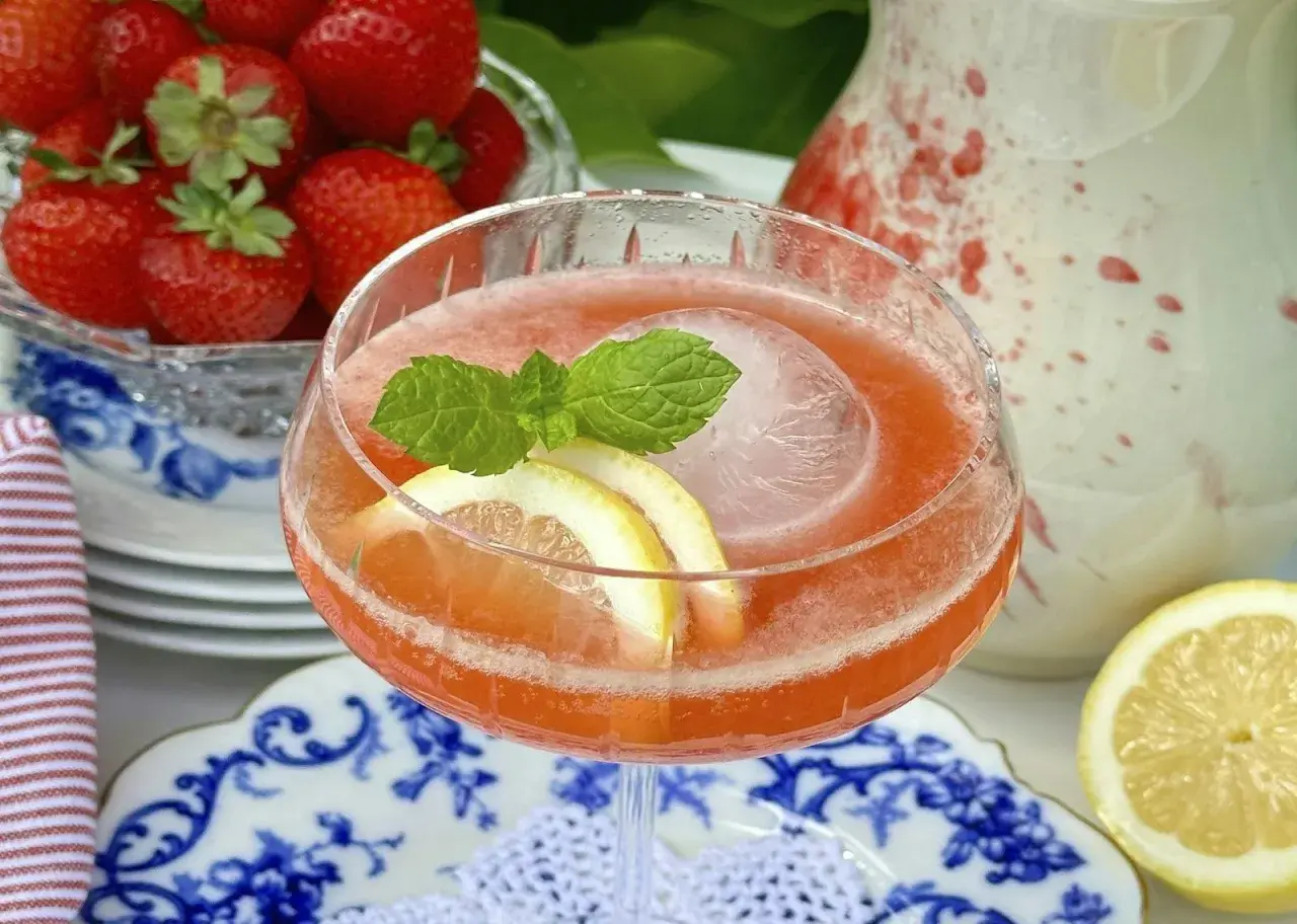 En uppfriskande midsommar drink med jordgubbar, citron och mynta. Perfekt för en solig dag!