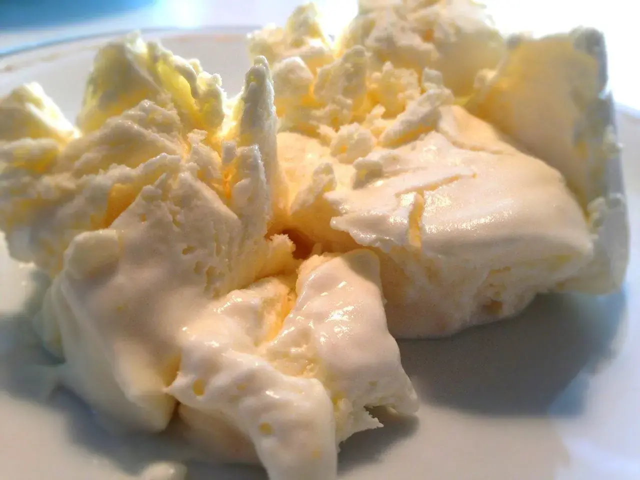 Krämig glass med smak av citron, perfekt för en varm sommardag. En härlig lemon curd glass.